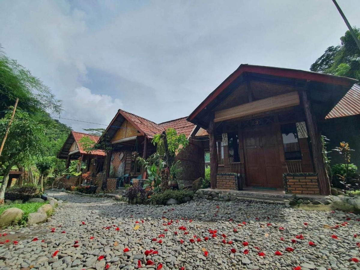 Lucky Bamboo'Bungalows-Resto And Orangutan Jungle Trekking Tours Bukit Lawang Exterior photo
