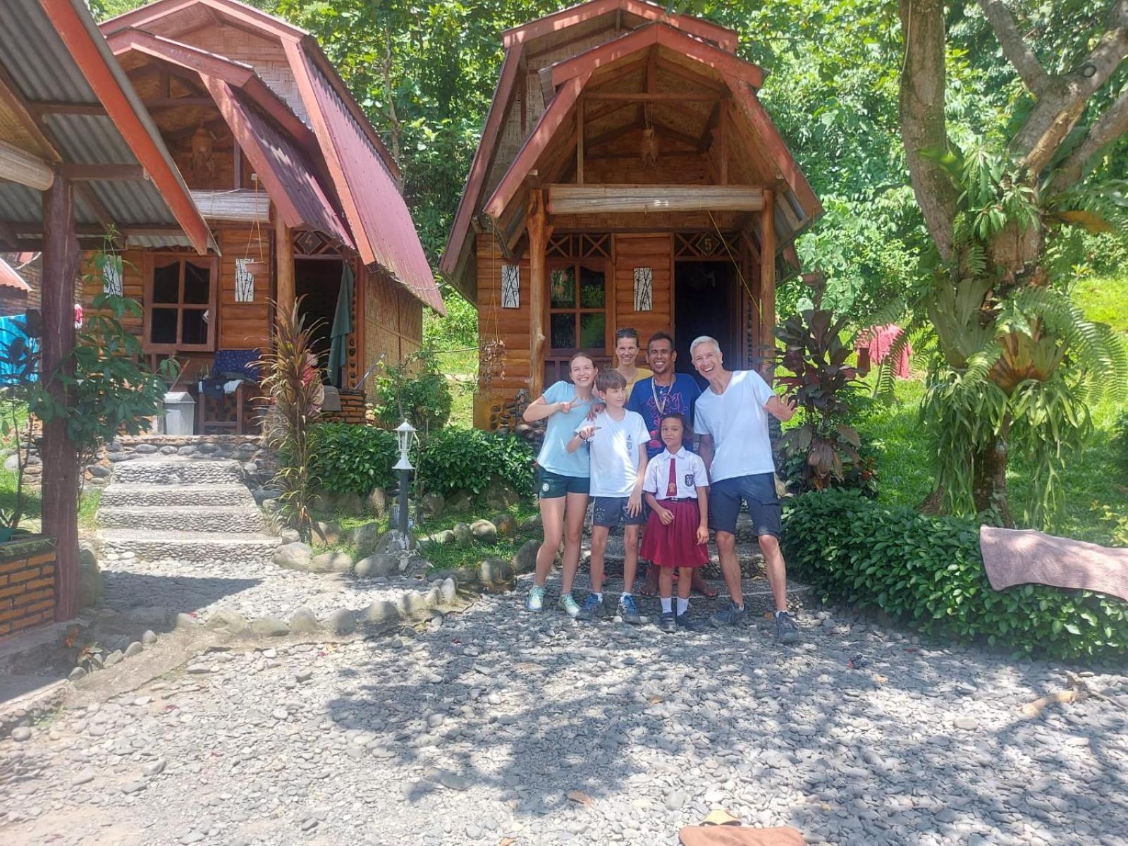 Lucky Bamboo'Bungalows-Resto And Orangutan Jungle Trekking Tours Bukit Lawang Exterior photo